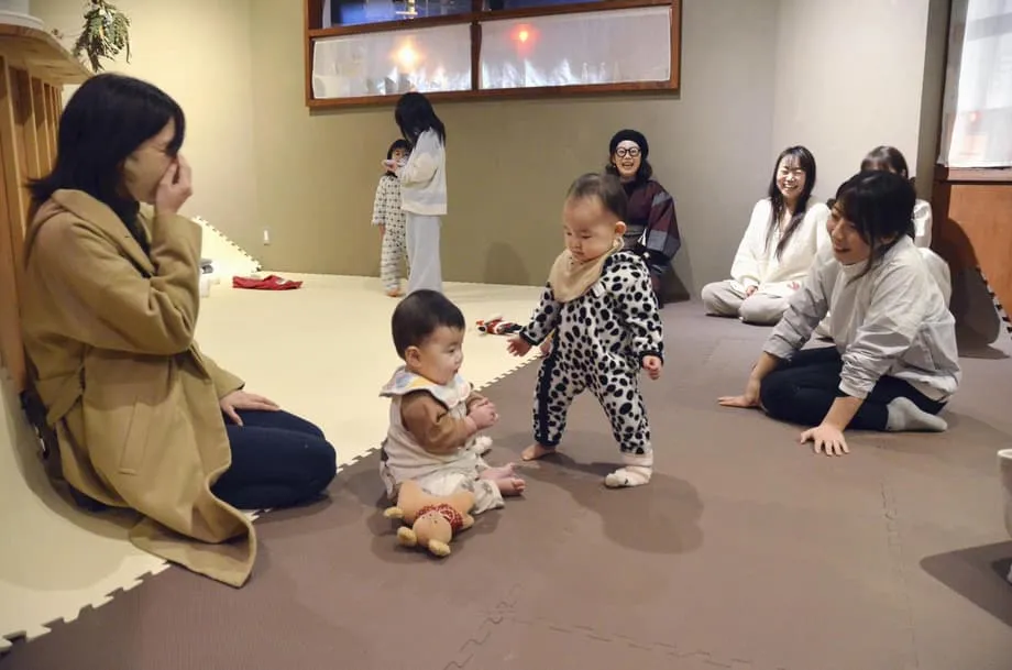 Au Japon, des cafés ouverts la nuit offrent un refuge aux mères épuisées, alors que les naissances atteignent un niveau historiquement bas