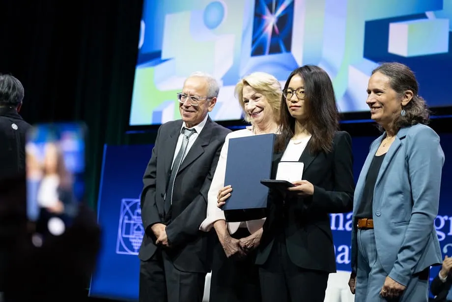 Les mathématiciens chinois Wang Hong et Deng Yu remportent la médaille Fields 2026