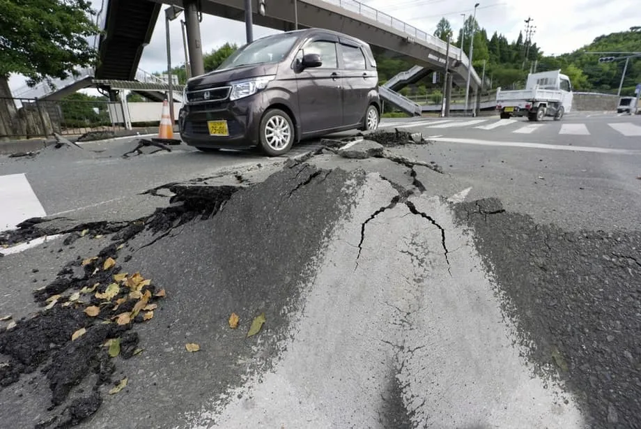 Des travailleurs vietnamiens sauvent une femme âgée lors du séisme meurtrier de Kumamoto
