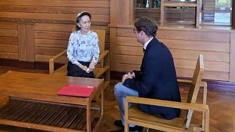 Aung San Suu Kyi rencontre un représentant de la Croix-Rouge pour son premier contact confirmé depuis le coup d’État de 2021