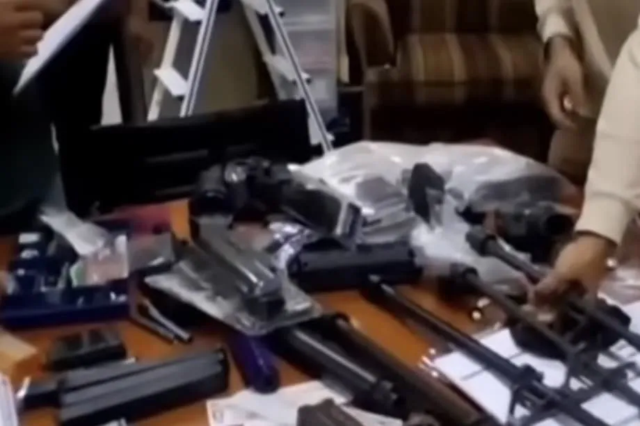 Près de 1 000 armes découvertes dans une salle d’une école indonésienne