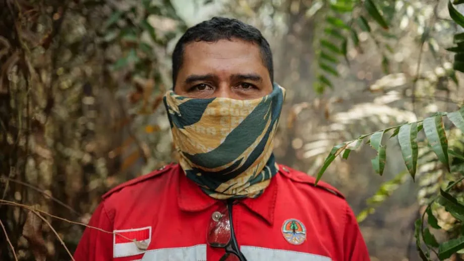 Des bénévoles luttent contre les incendies de tourbières en Indonésie, tandis que le carbone ancien se transforme en brume toxique