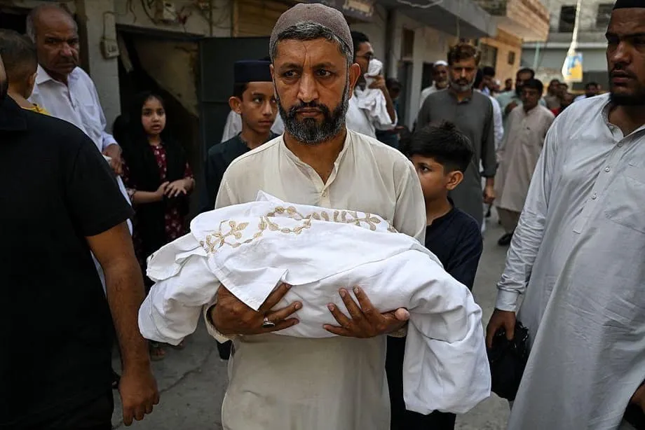 L’enquête sur l’incendie d’un hôpital au Pakistan met au jour des années de manquements à la sécurité à l’origine de la mort de 14 nouveau-nés