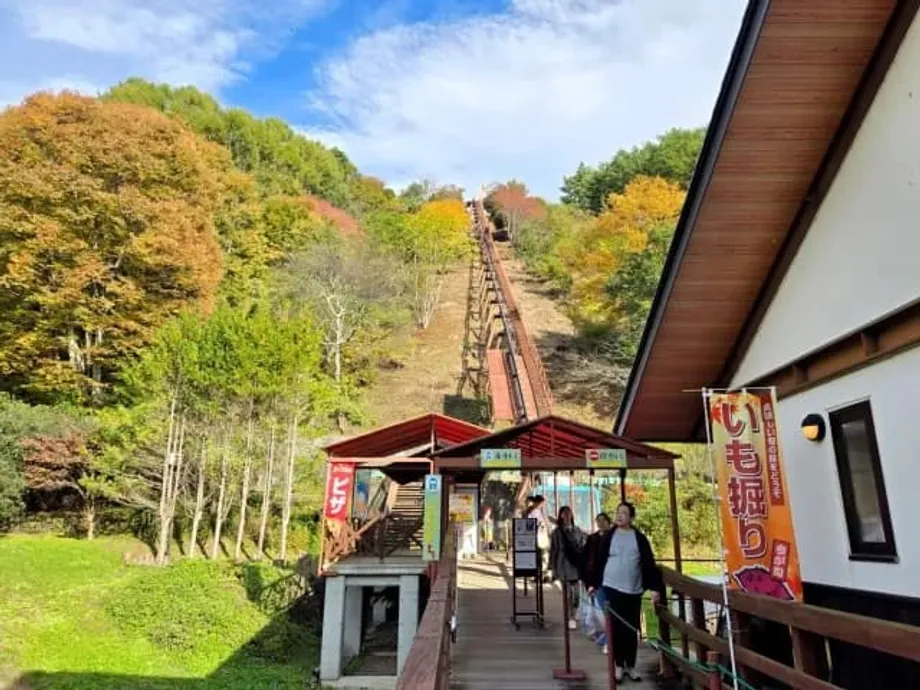 Un télésiège discret à la Michi no Eki Minami Kiyosato emmène les visiteurs dans un parc floral