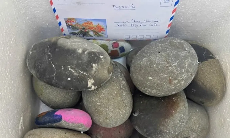 Un touriste restitue 14 kg de galets à l’île de Cô Tô après dix ans