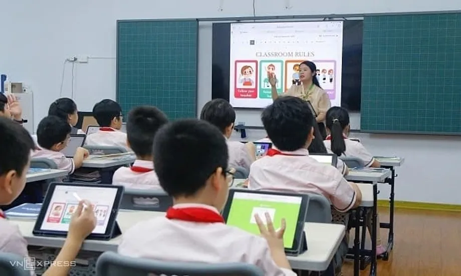 Le Vietnam retrouve un niveau intermédiaire dans le classement mondial de l’anglais, tandis que les compétences en IA progressent