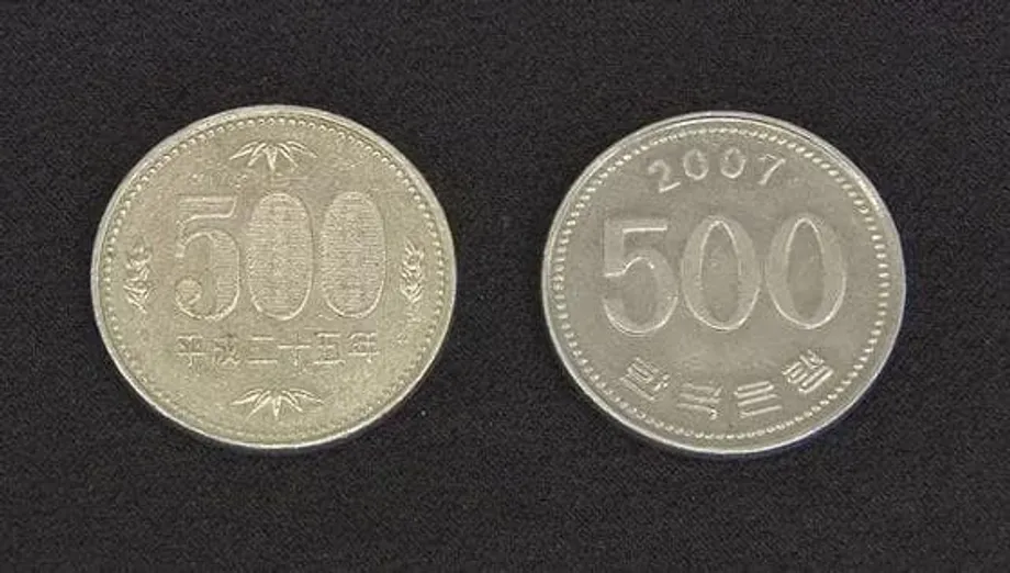 Au Japon, les petites boutiques confrontées à une hausse des paiements en pièces de 500 wons coréens présentées comme des pièces de 500 yens