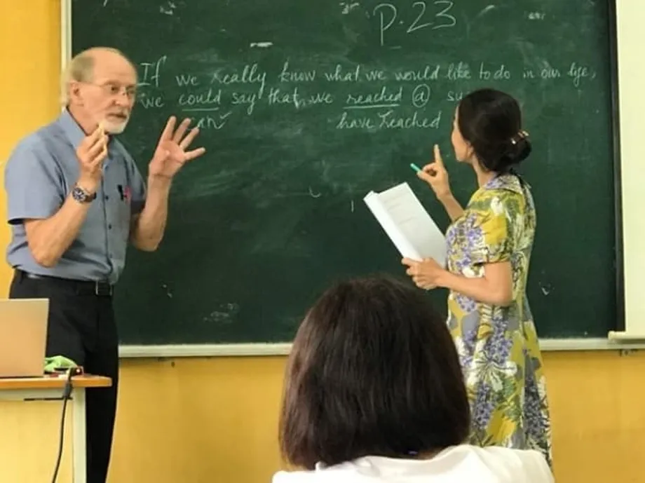 Le paradoxe de l’anglais au Vietnam : pourquoi des années d’étude donnent des résultats modestes et comment y remédier
