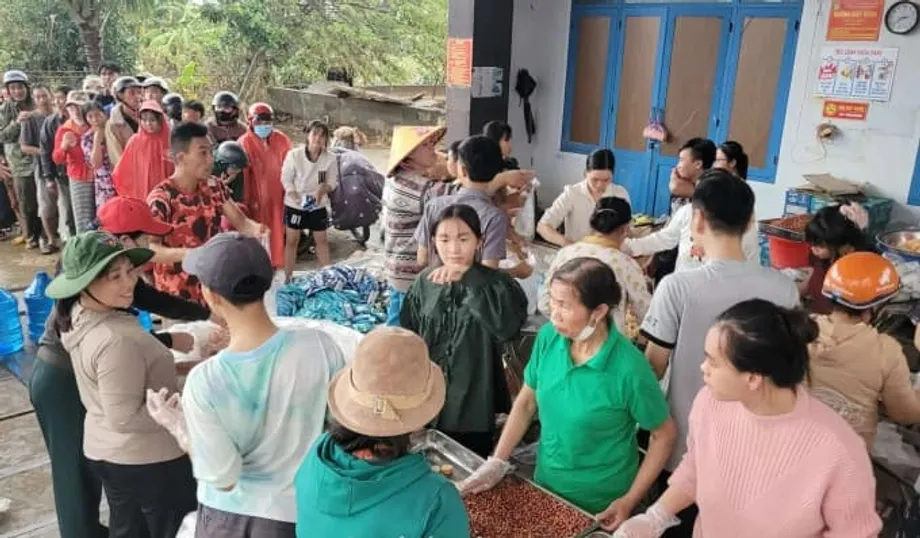 Des cuisines solidaires nourrissent des milliers de personnes lors des inondations dans le centre du Vietnam