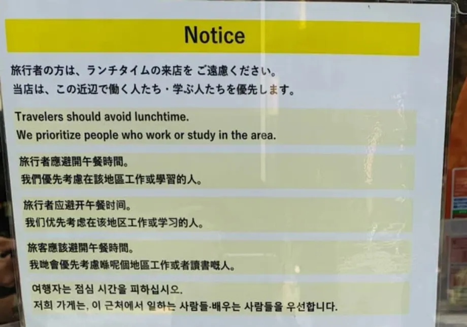 À Tokyo, une chaîne de soba retire un panneau visant les touristes à l’heure du déjeuner, ravivant le débat sur le surtourisme
