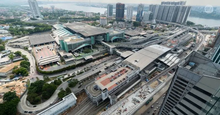 Incertitude et inquiétude chez les chauffeurs de taxi malaisiens dans l’attente de précisions sur les nouvelles règles de dépose à Singapour
