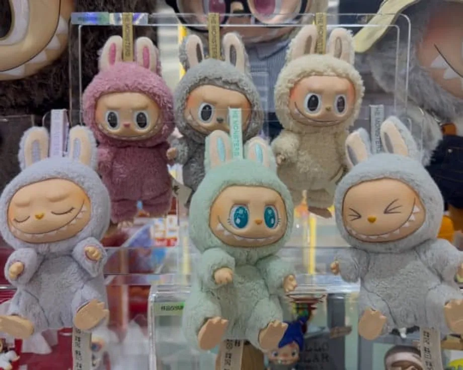Dans les coulisses de la frénésie : des accusations d’exploitation des travailleurs secouent l’empire des jouets Labubu