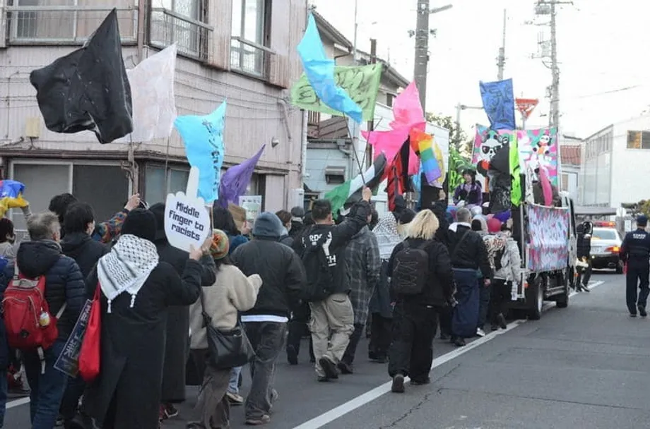 1 200 personnes marchent contre la haine dans une ville japonaise où les résidents étrangers font face à une hostilité croissante