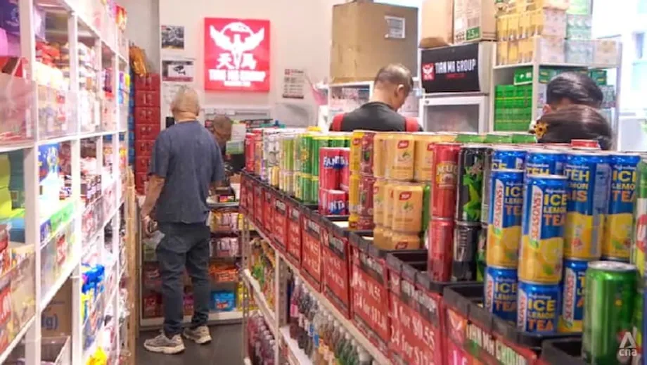 Le nouveau système de consigne des boissons à Singapour fait craindre une hausse des prix malgré le soutien du gouvernement