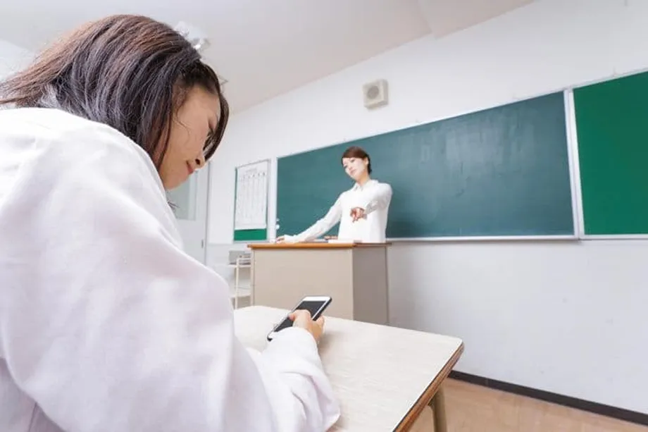 L’interdiction nationale des téléphones en classe en Corée du Sud suscite des difficultés d’application, les écoles divergeant sur les règles