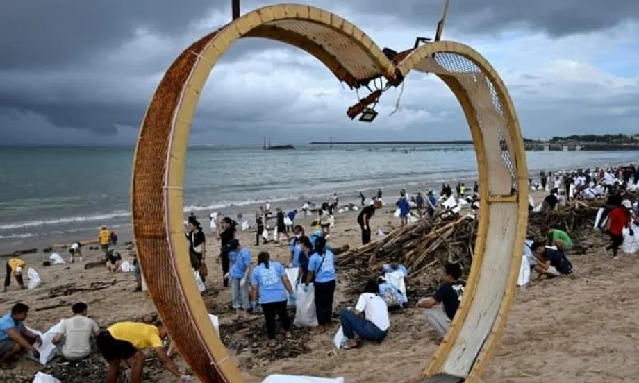 Le paradoxe de Bali : élue meilleure destination au monde, l’île croule sous les déchets tandis que le président déclare la guerre aux ordures