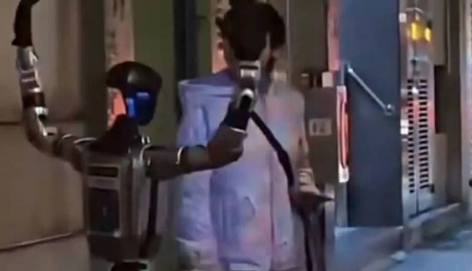 Un robot humanoïde provoque un mouvement de panique à Macao : une femme âgée hospitalisée après une première confrontation entre humains et machines dans la rue
