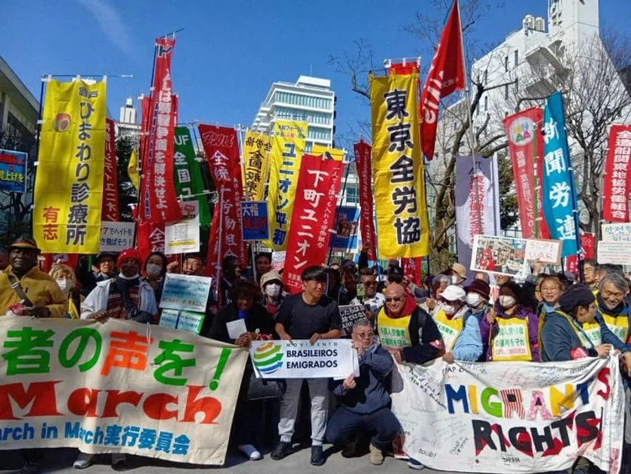 Des travailleurs étrangers défilent à Tokyo pour réclamer droits et dignité face à la montée de la xénophobie
