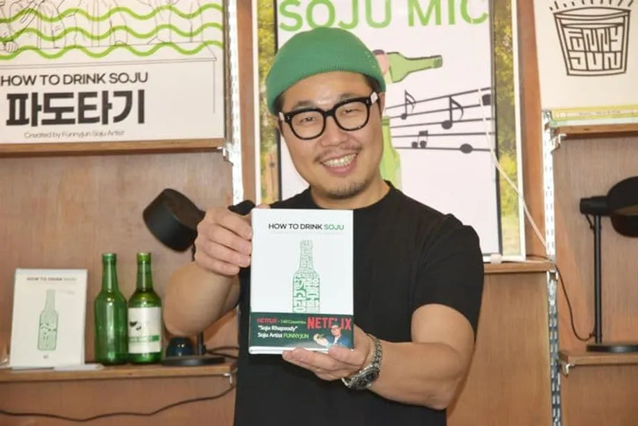 Funnyjun, artiste du soju, fait découvrir les codes de la boisson coréenne aux lecteurs du monde entier