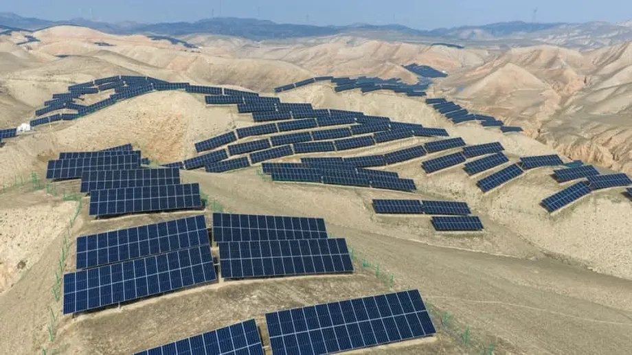 En Chine, les géants du solaire font reverdir les déserts tout en alimentant le réseau électrique