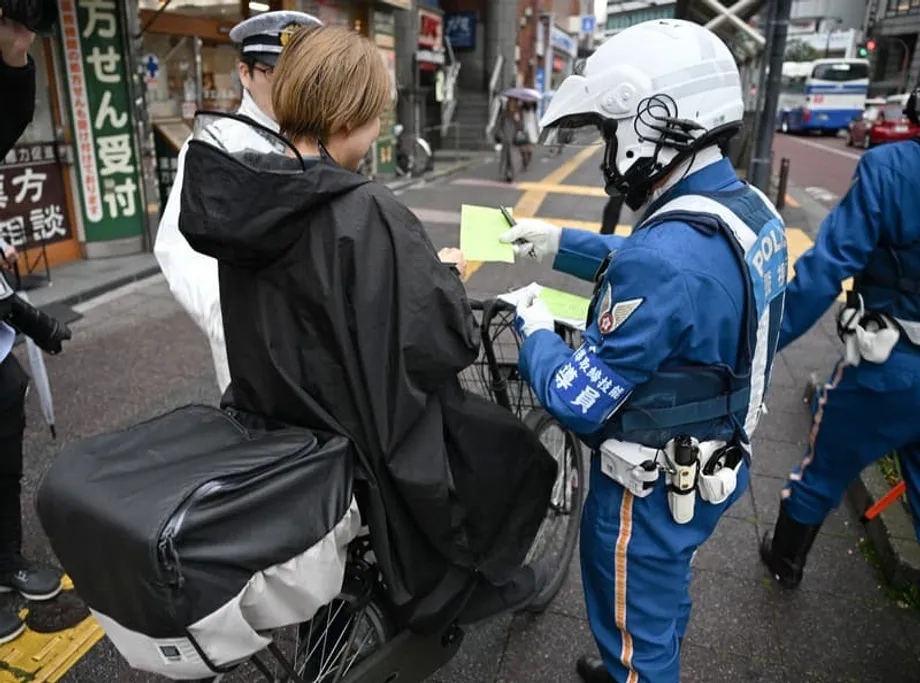 Le Japon divisé face aux nouvelles amendes pour les cyclistes : contrôles renforcés et multiplication des escroqueries