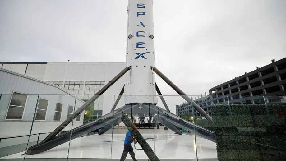 SpaceX Plans Reported $8 Billion Spectrum Purchase to Build Starlink Mobile Into a US Carrier