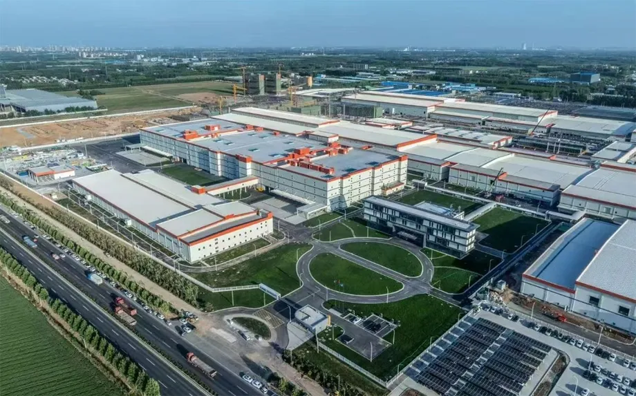 CATL Shares Slide More Than 10% as Profit Miss Exposes Pressure on Battery Margins
