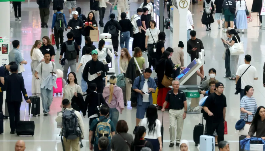 South Korea Nears Tourism Record With 17.11 Million Visitors as Spending Surges
