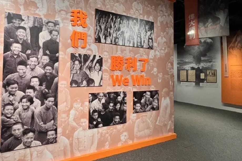 Des envoyés visitent une exposition sur la Seconde Guerre mondiale à Hong Kong, placée sous le signe du souvenir et de la paix